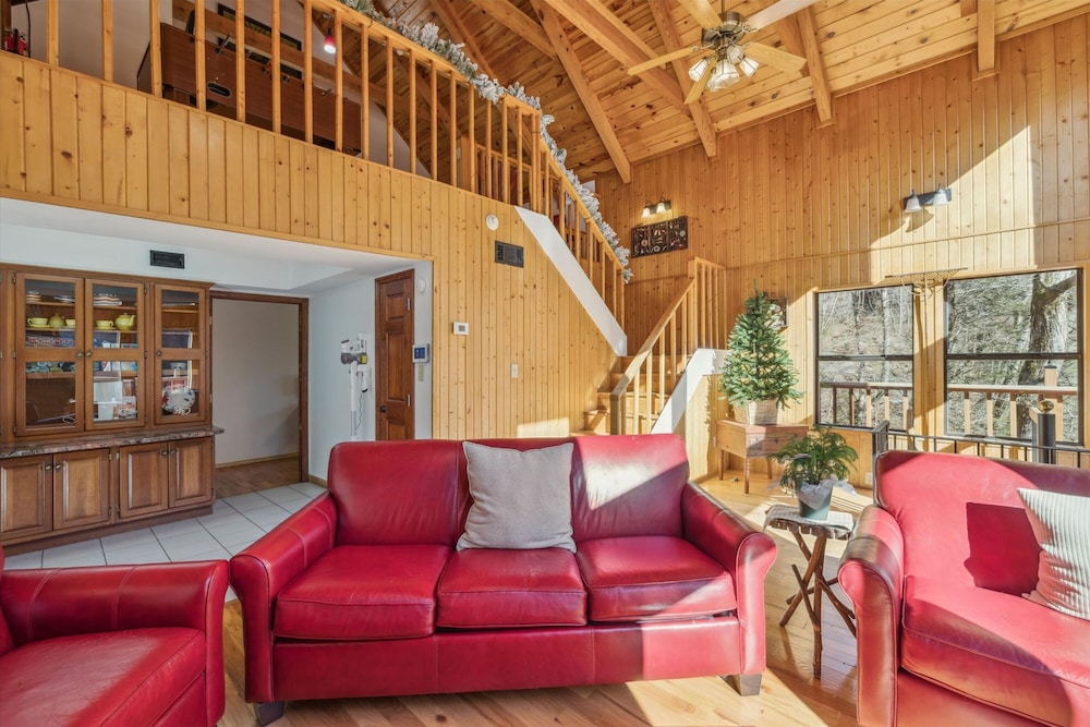 Very Secluded Breathtaking Riverfront Game Room