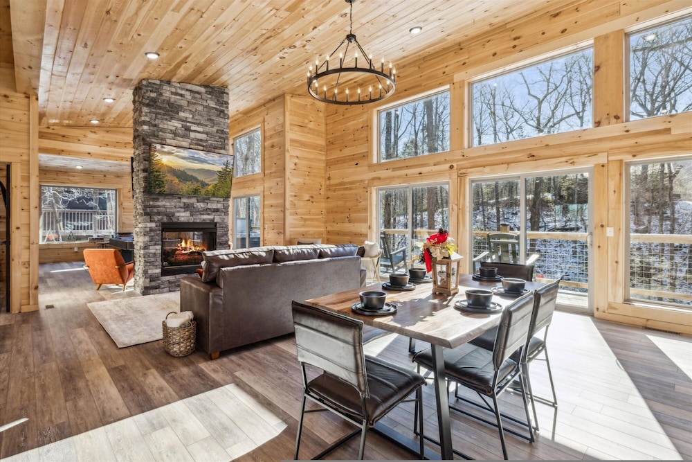 Brand New Cabin w Fire Pit Hot Tub Gameroom