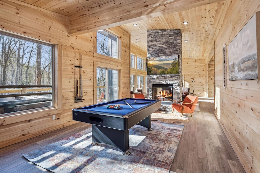 Brand New Cabin w Fire Pit Hot Tub Gameroom