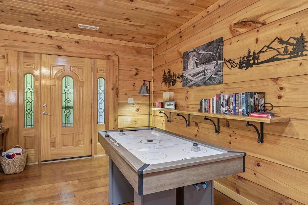 Cozy Cottage w EV Charger Firepit Bed Swing