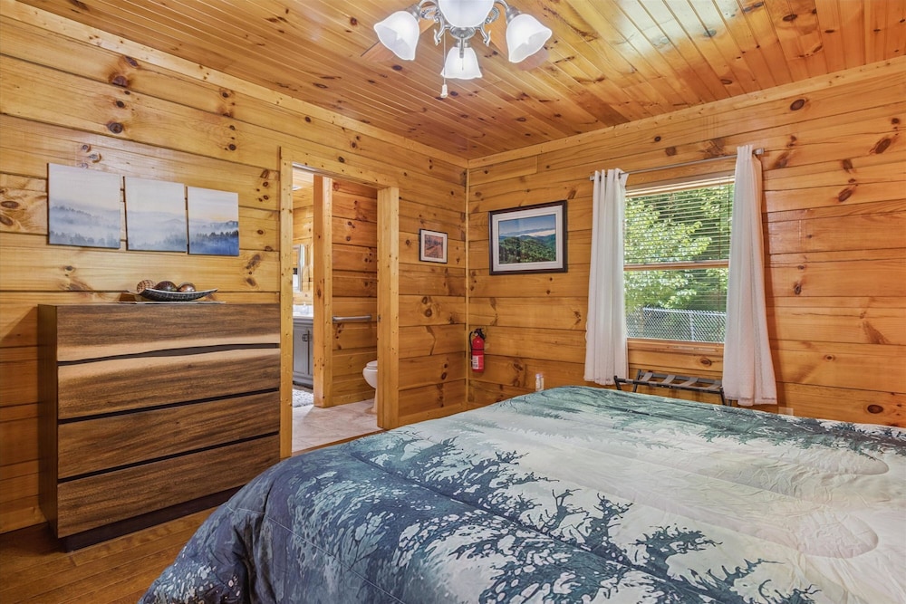 Cozy Cottage w EV Charger Firepit Bed Swing