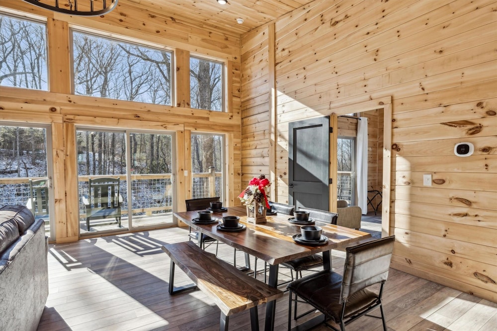 Brand New Cabin w Fire Pit Hot Tub Gameroom