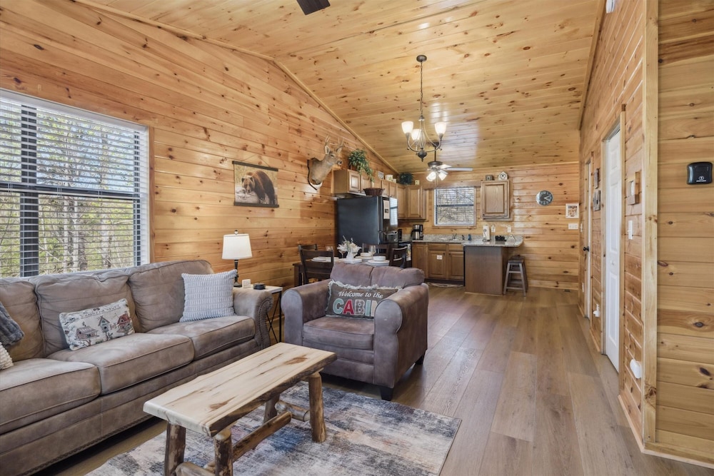 Romantic Cabin w Jacuzzi Hot Tub Fireplace