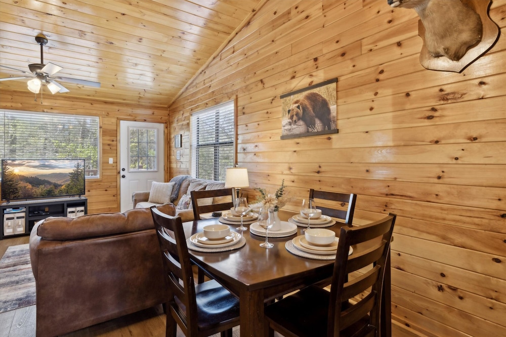 Romantic Cabin w Jacuzzi Hot Tub Fireplace