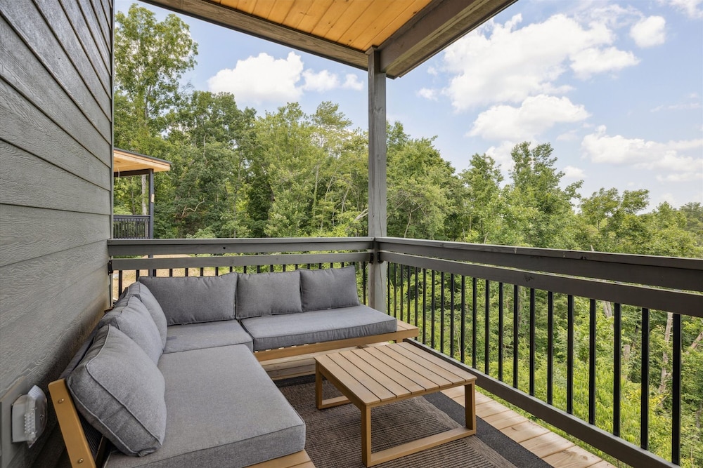 Gorgeous Brand-new Home w Pool Game Room Hot Tub