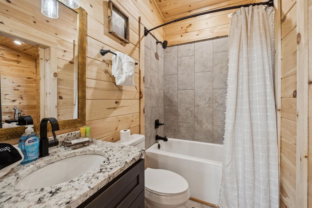 Brand New Cabin w Fire Pit Hot Tub Gameroom
