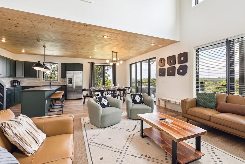Luxury Cabin w Indoor Pool Hot Tub Game Room