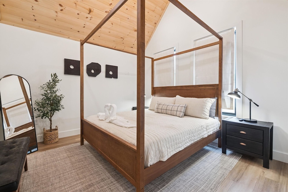 Luxury Cabin w Indoor Pool Hot Tub Game Room