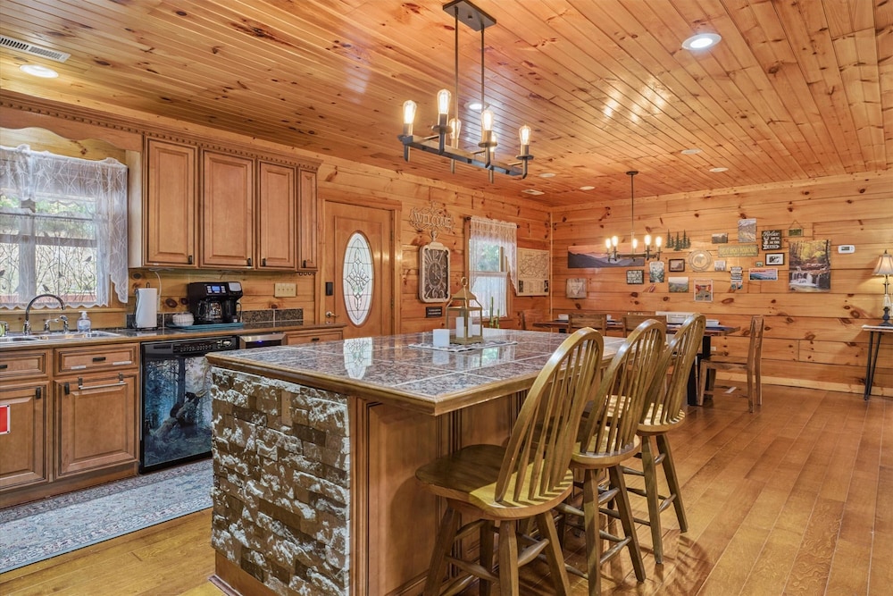 Cozy Cottage w EV Charger Firepit Bed Swing