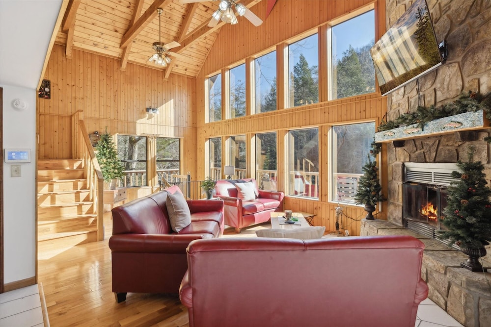 Very Secluded Breathtaking Riverfront Game Room