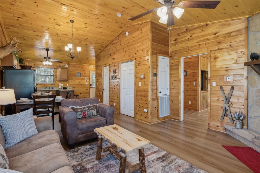 Romantic Cabin w Jacuzzi Hot Tub Fireplace