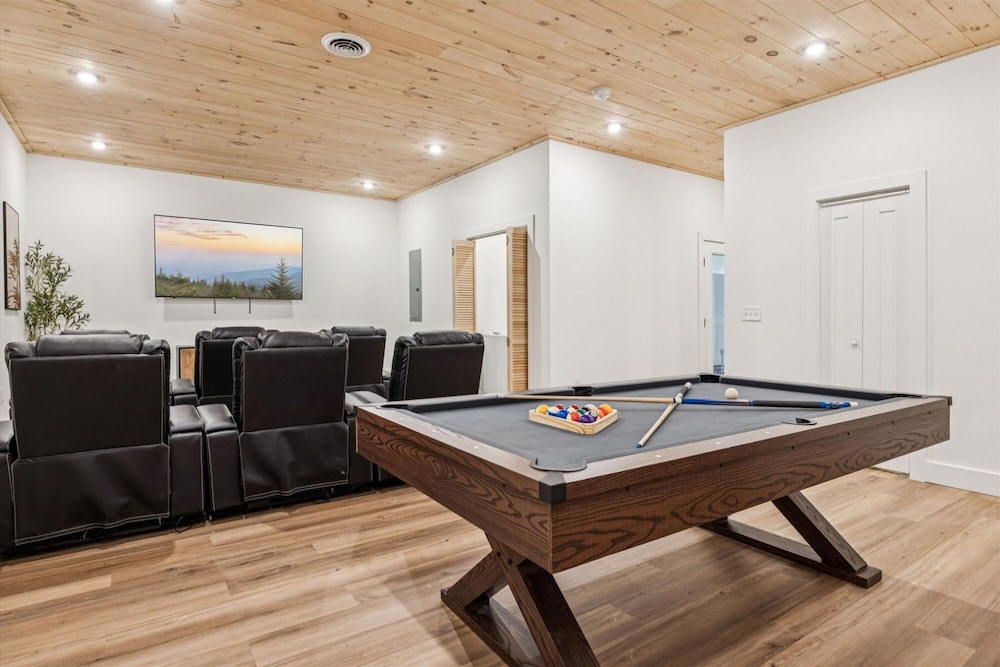 Luxury Cabin w Indoor Pool Hot Tub Game Room