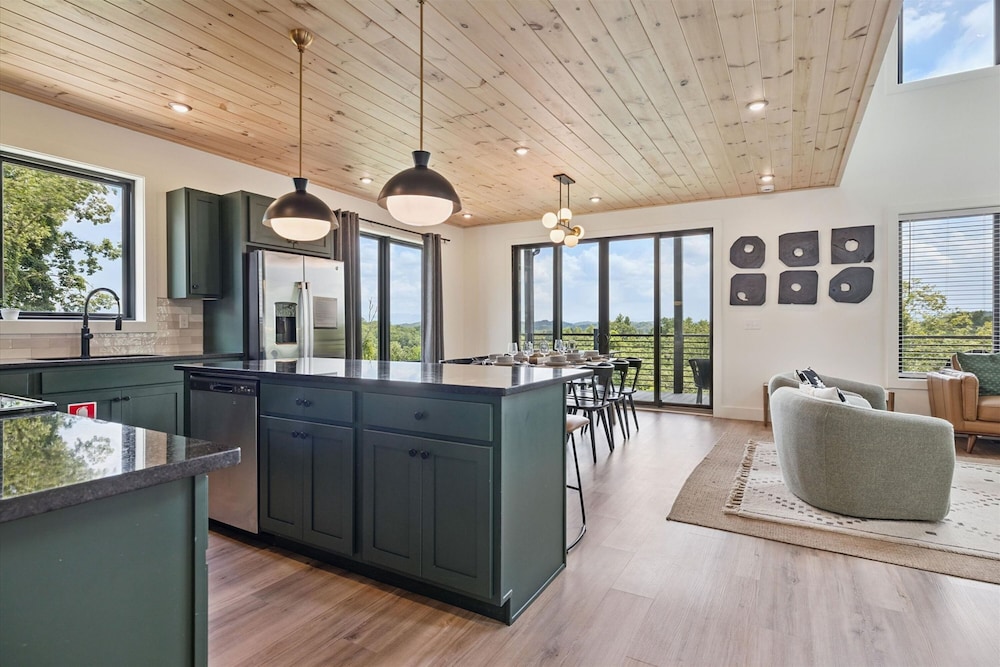 Luxury Cabin w Indoor Pool Hot Tub Game Room