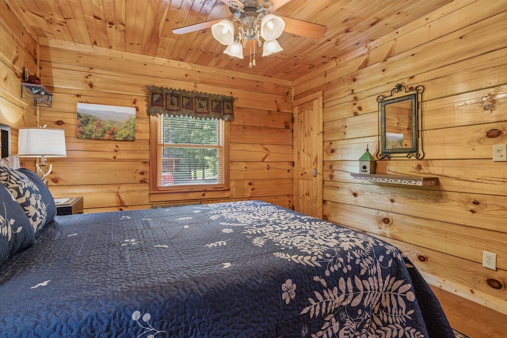 Cozy Cottage w EV Charger Firepit Bed Swing