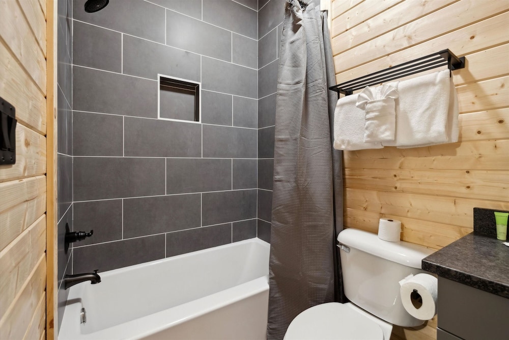 2 Brand New Cabins for Family Retreat