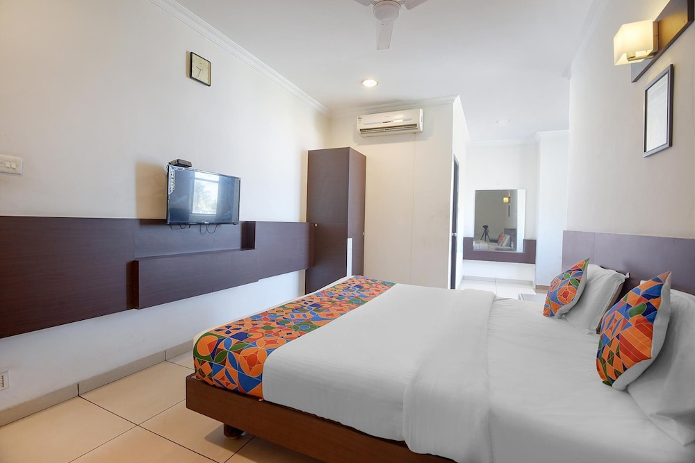 Fabhotel White Clouds