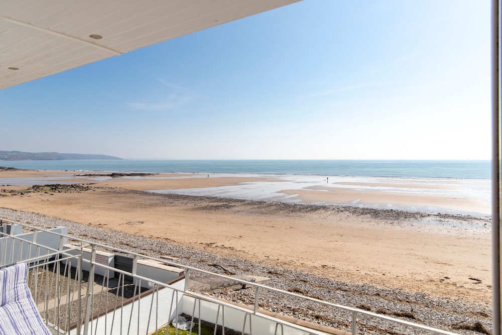 9 Strandways - Sea Views Parking Beach Access
