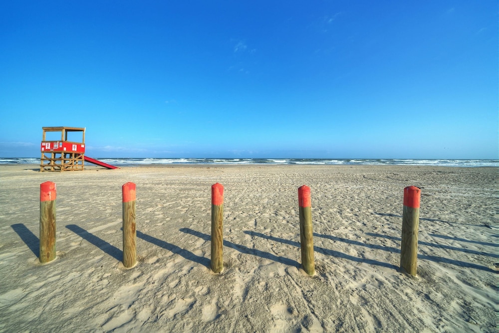 Chic 2BR Coastal Condo Shared Pool Near the Beach Envy the Adventure