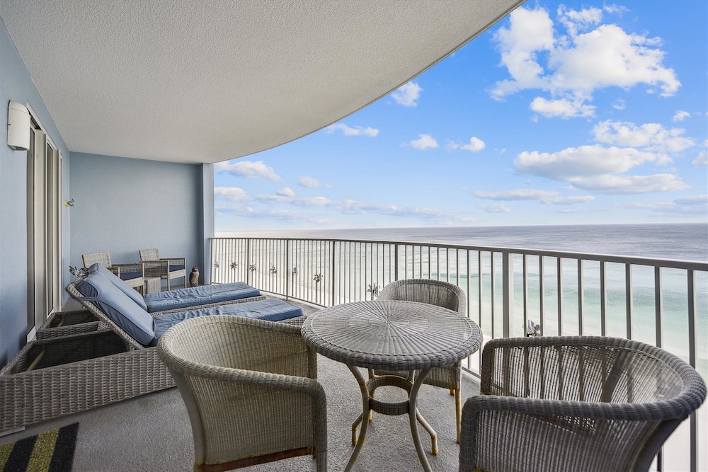 Twin Palms by Book That Condo