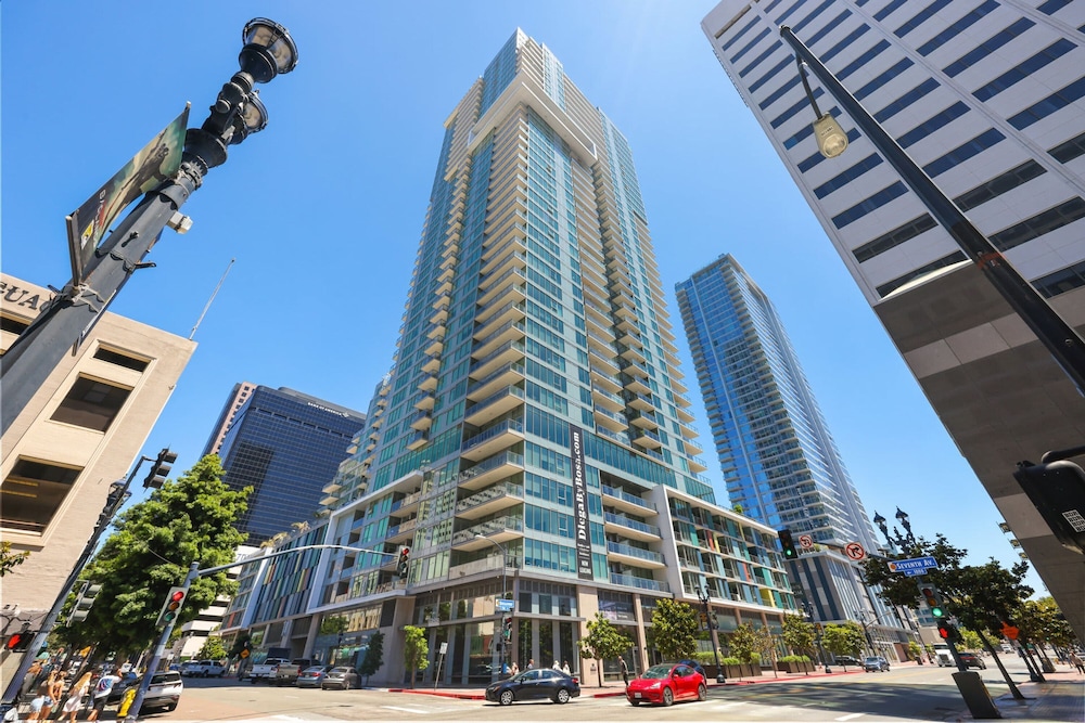 NEW Upscale Downtown San Diego Stay Queen Bed Pool Sauna