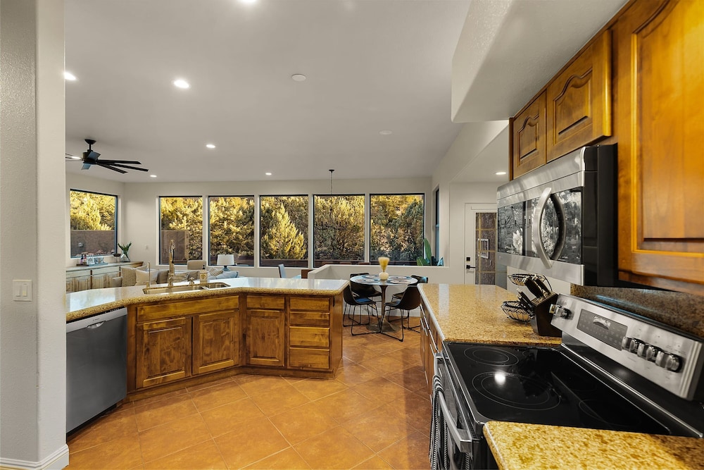 Mammoth Rock Splendor-close to Town Huge Spa Game Room