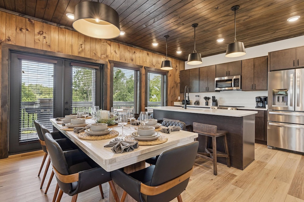 Gorgeous Brand-new Home w Pool Game Room Hot Tub