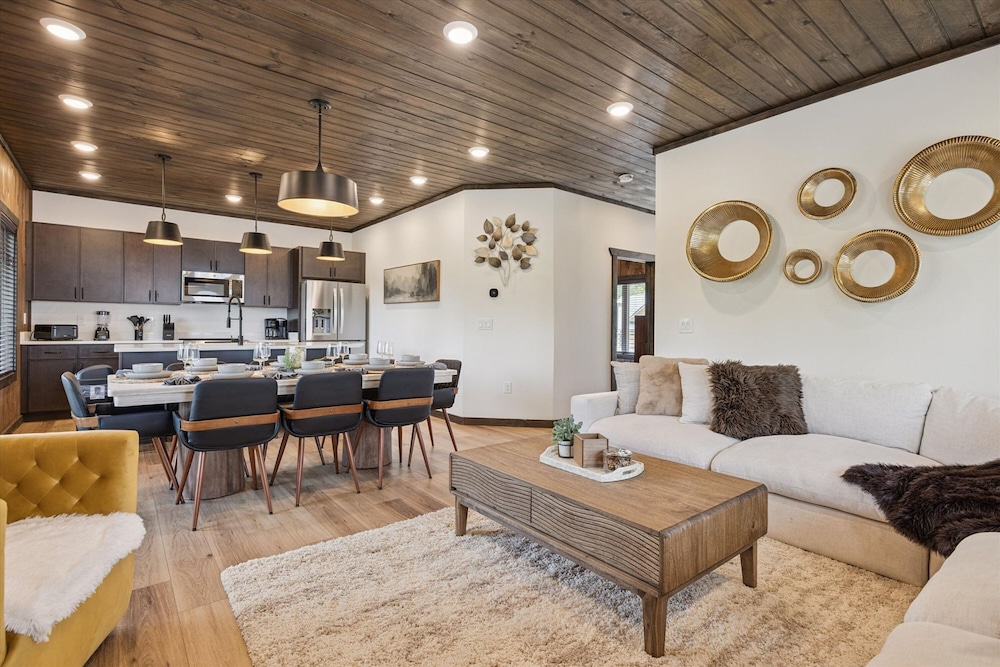 Gorgeous Brand-new Home w Pool Game Room Hot Tub