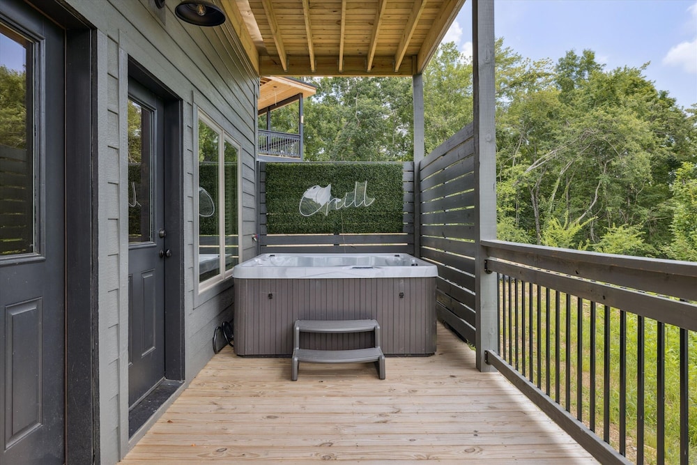 Gorgeous Brand-new Home w Pool Game Room Hot Tub