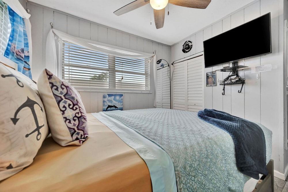 Seashell Suite 1B Pet Friendly Waterfront Dock