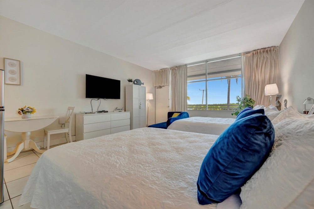 Watch the Dolphins Large Balcony Suite and Heated Pool