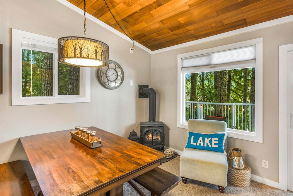 Phillips Lake Lodge in Shelton
