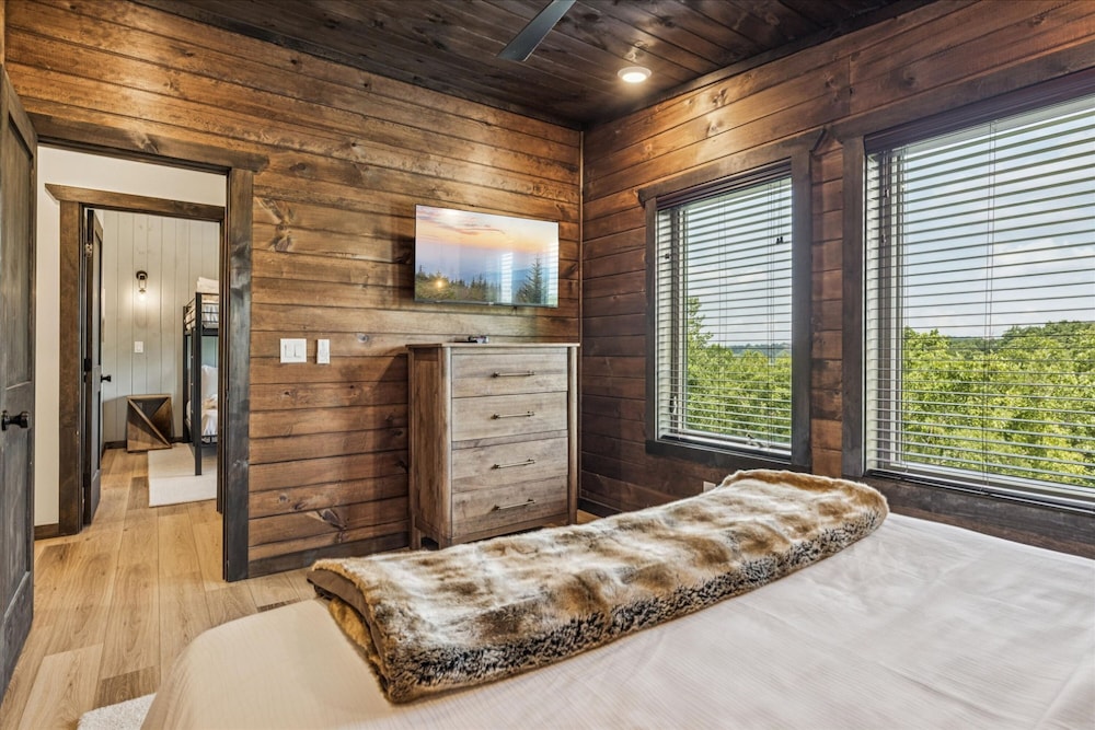 Gorgeous Brand-new Home w Pool Game Room Hot Tub