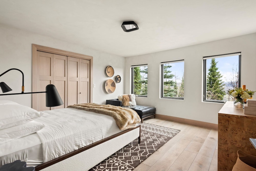 Timberline Lodge by Rove Hot Tub Patio w Views