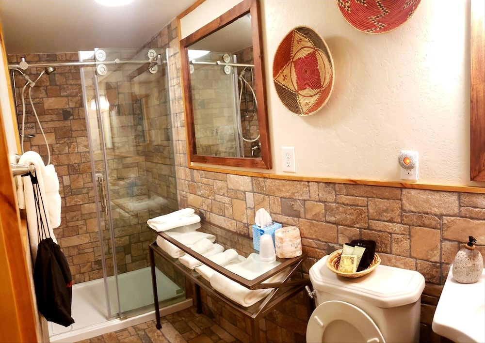 Stone Lizard Lodging