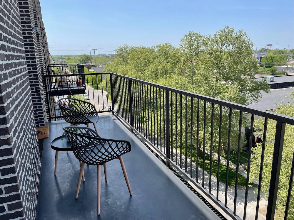 Skyline View 2BR w Balcony Free Parking W D