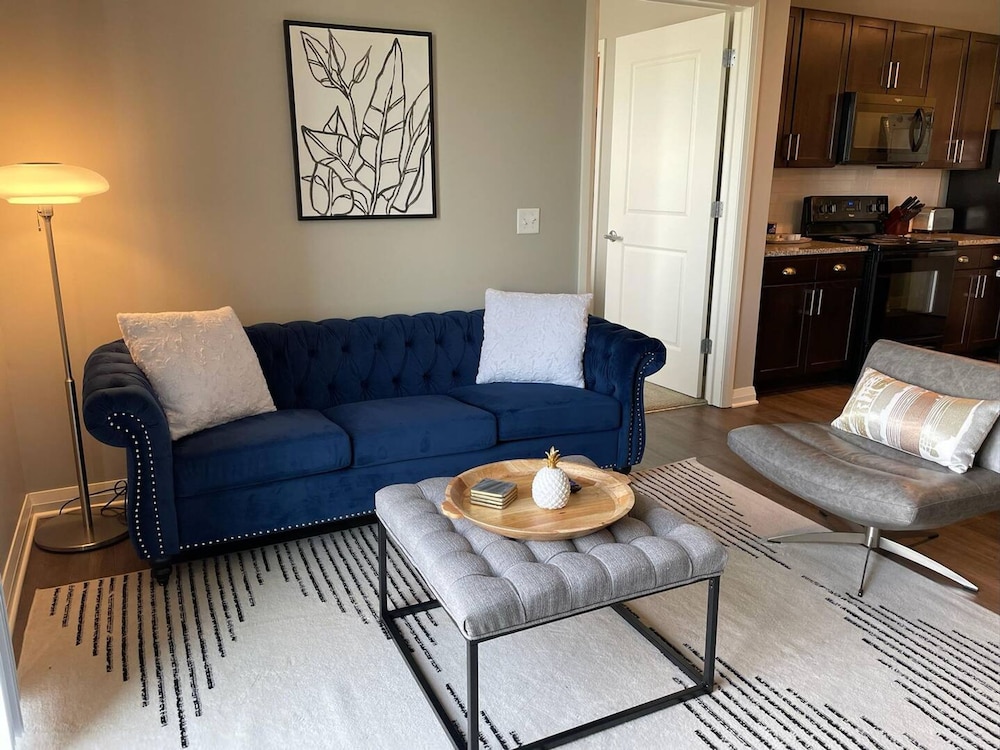 Skyline View 2BR w Balcony Free Parking W D