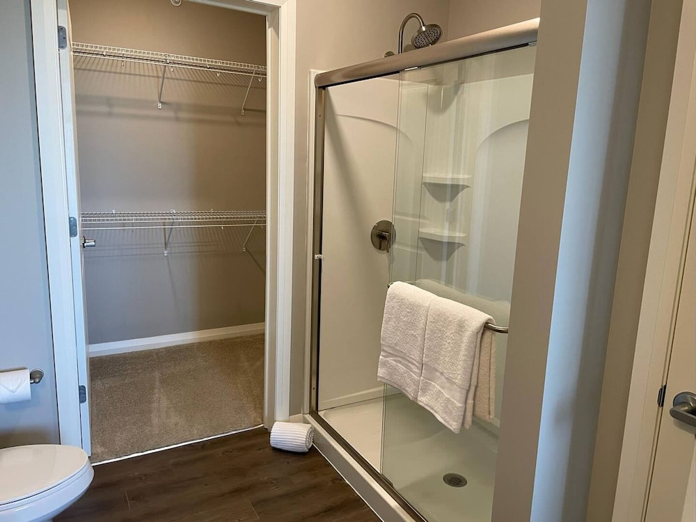 Skyline View 2BR w Balcony Free Parking W D
