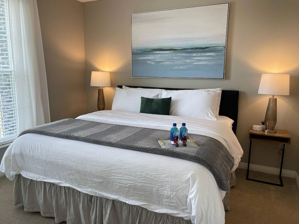 Skyline View 2BR w Balcony Free Parking W D