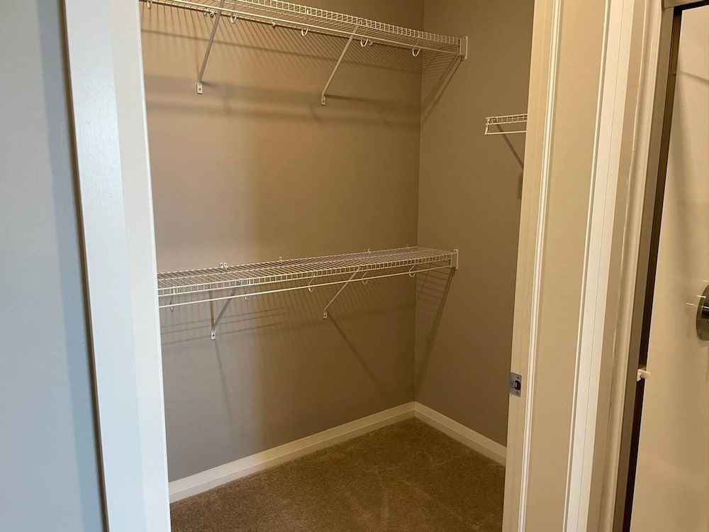 Skyline View 2BR w Balcony Free Parking W D