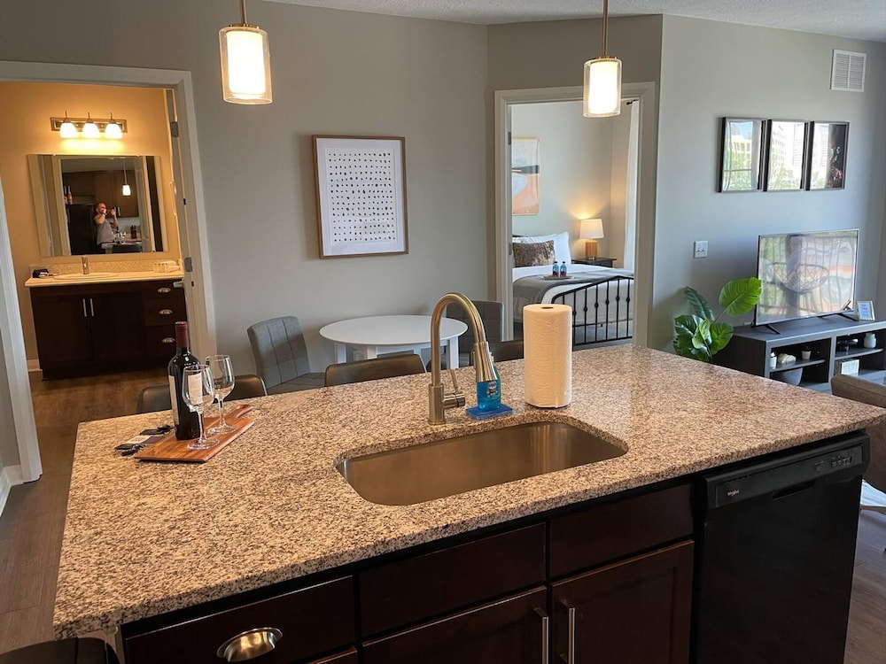 Skyline View 2BR w Balcony Free Parking W D