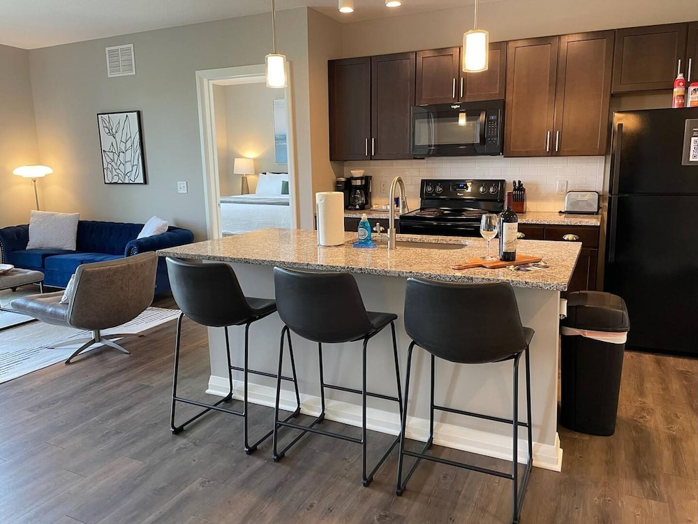 Skyline View 2BR w Balcony Free Parking W D