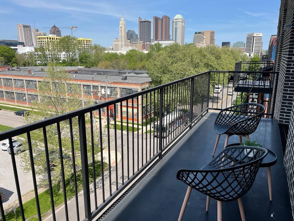 Skyline View 2BR w Balcony Free Parking W D