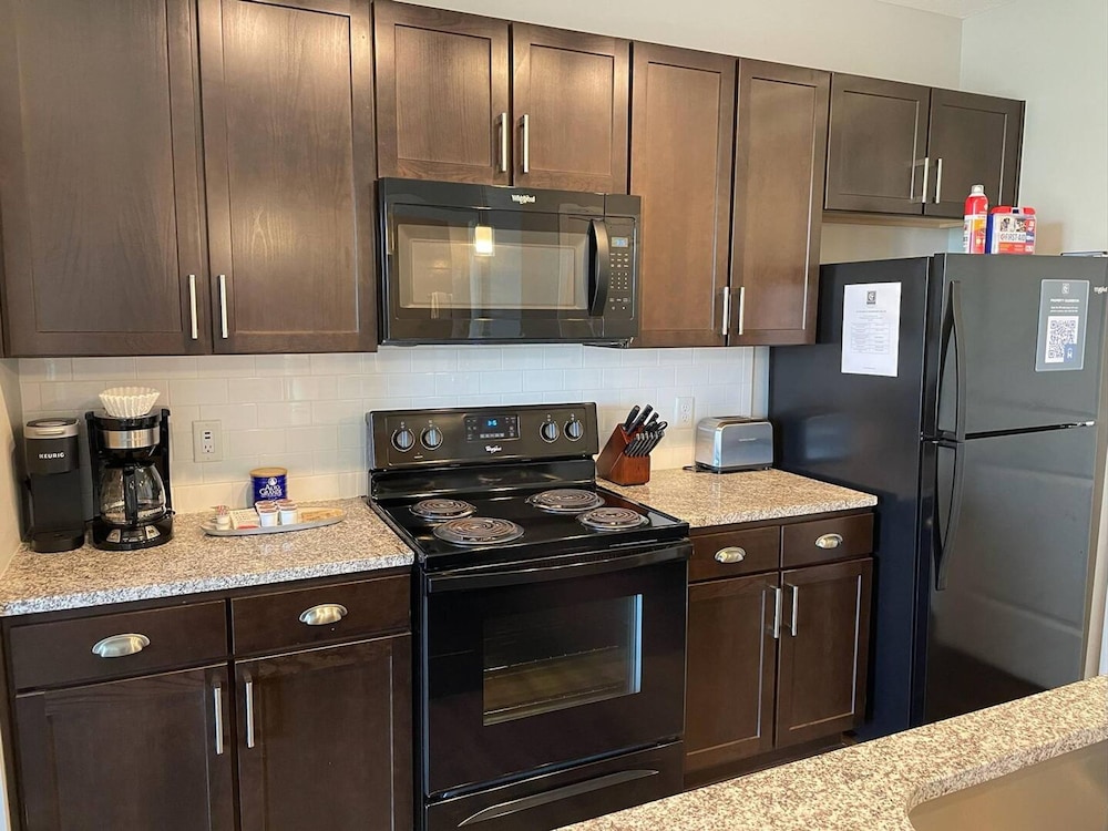 Skyline View 2BR w Balcony Free Parking W D