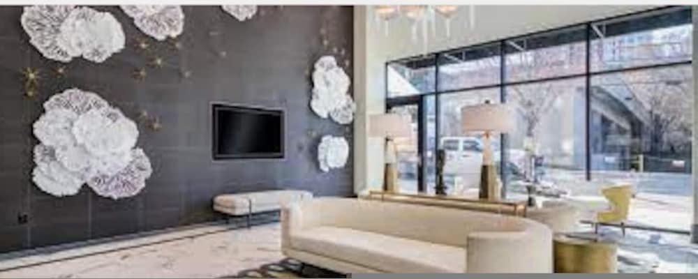 Luxury Midtown High Rise w Pool