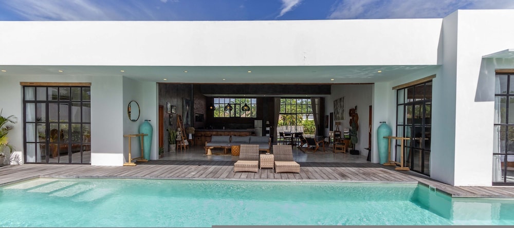 Villa Maje by Alfred in Bali - Tropical 3BD Villa w Pool Near Batu Belig Beach