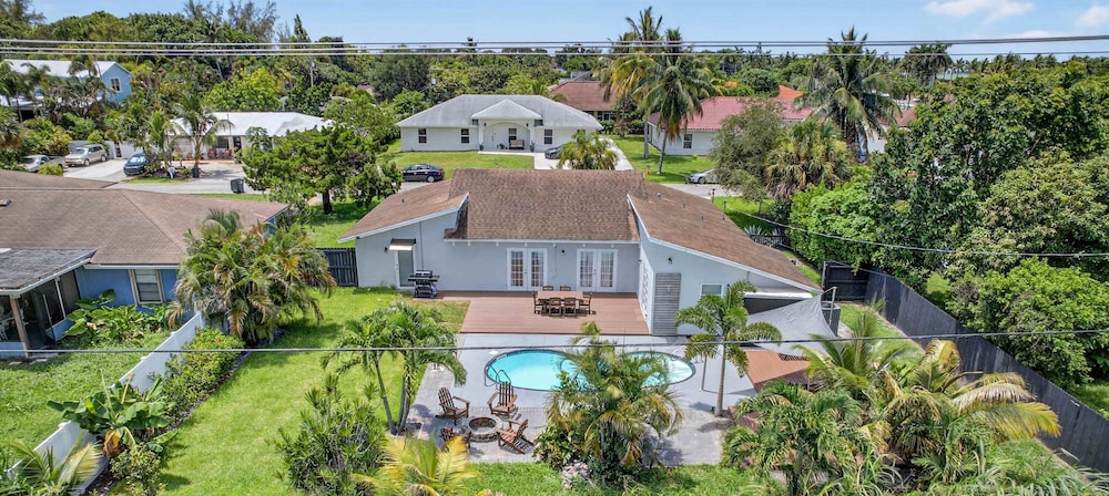 Luxury Meets Paradise Family-friendly 4BR w Pool