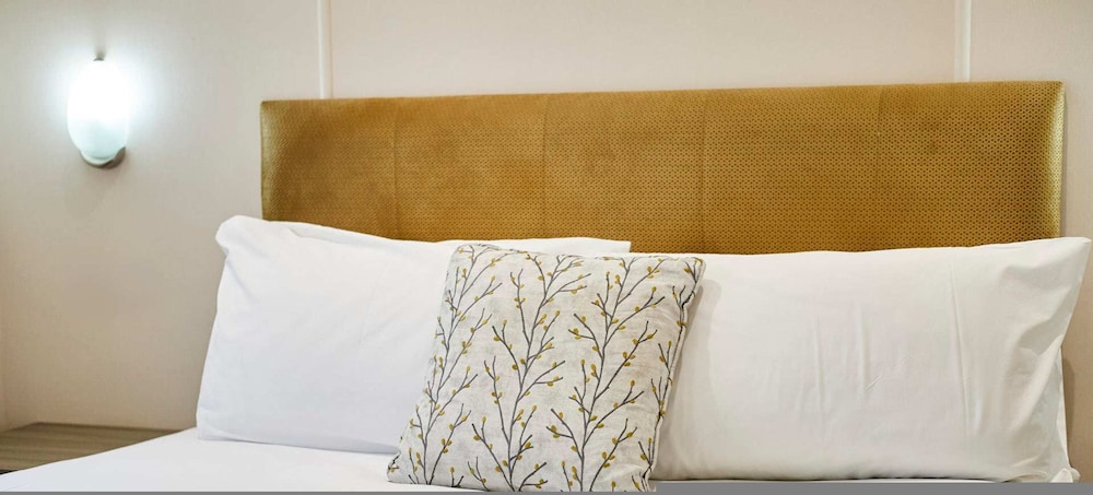 Host Stay Woodpecker Lodge