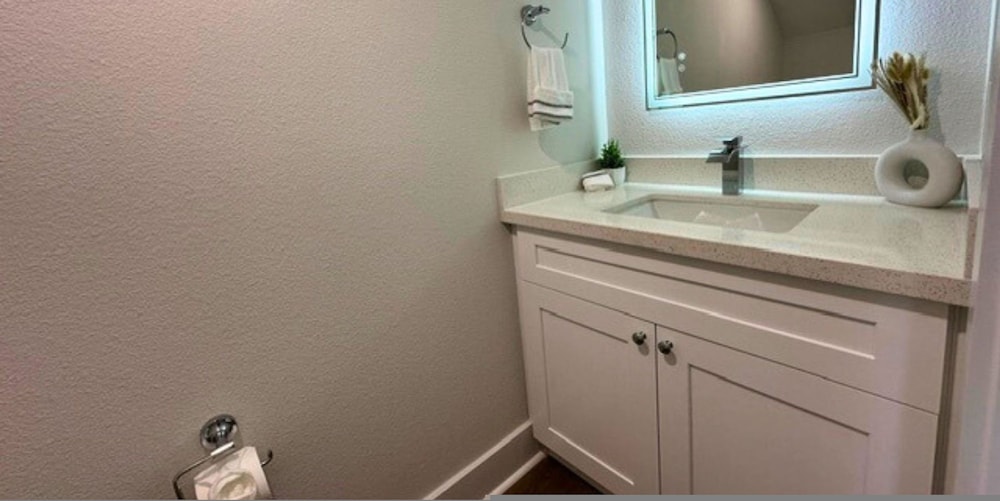 Cozy Modern Retreat 10 Mins to Heights Downtown