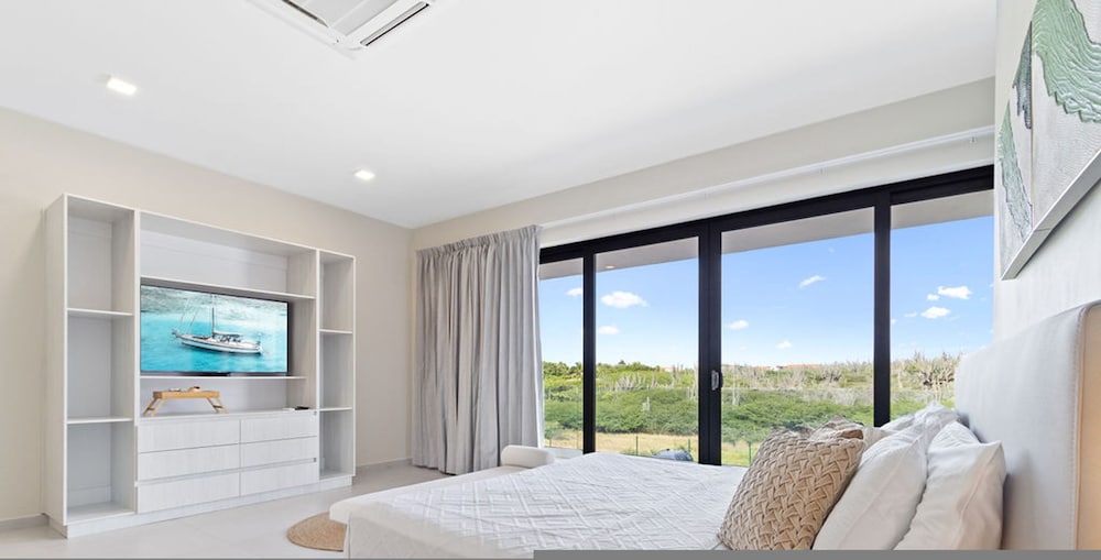 NEW Lux 4BR Villa w Private Pool Walk to Beach