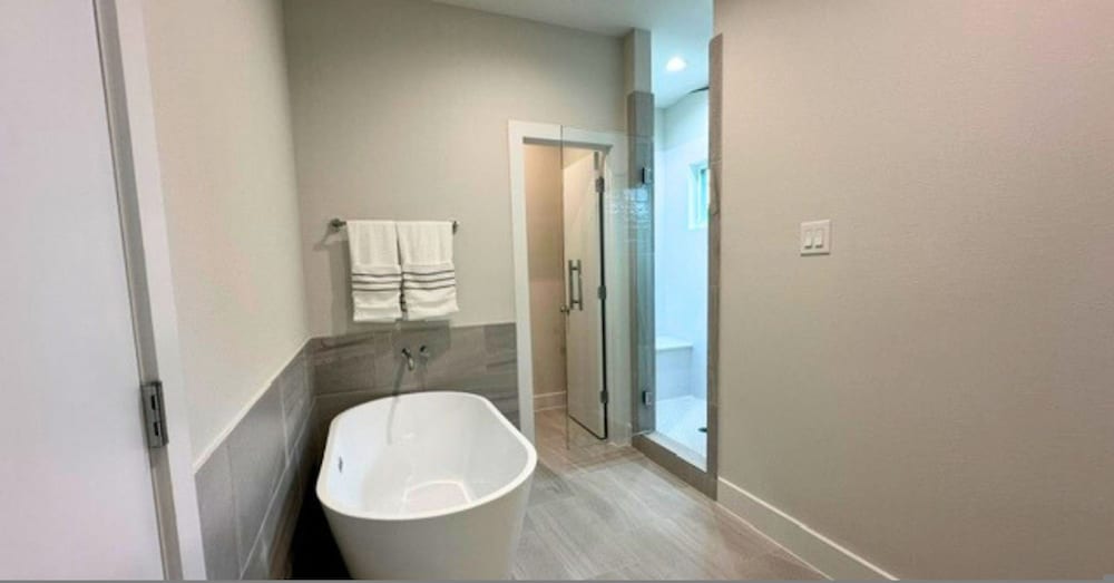 Cozy Modern Retreat 10 Mins to Heights Downtown